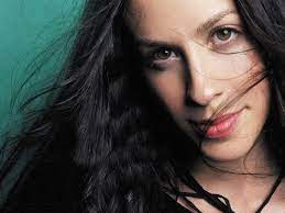 Alanis.jpg (6 KB)