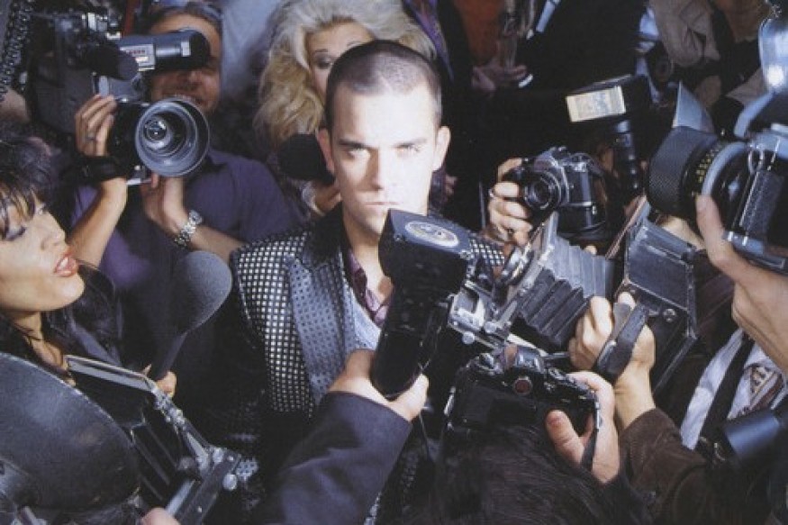 Il y a 29 ans, Robbie Williams lançait Life Thru a Lens avant qu’Angels ne renverse tout